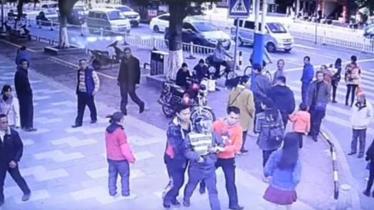 Momento en el que uno de los secuestradores es detenido en China. Momento en el que uno de los secuestradores es detenido en China.
