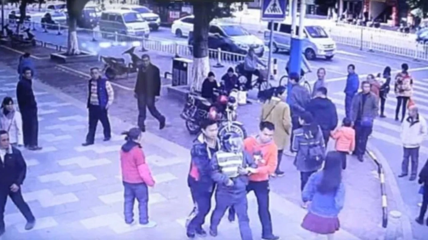 Momento en el que uno de los secuestradores es detenido en China. Momento en el que uno de los secuestradores es detenido en China.