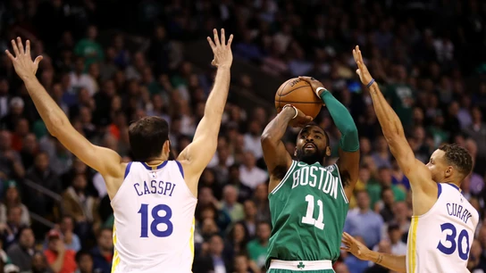 Kyrie Irving lanza a canasta ante Curry y Casspi Kyrie Irving lanza a canasta ante Curry y Casspi