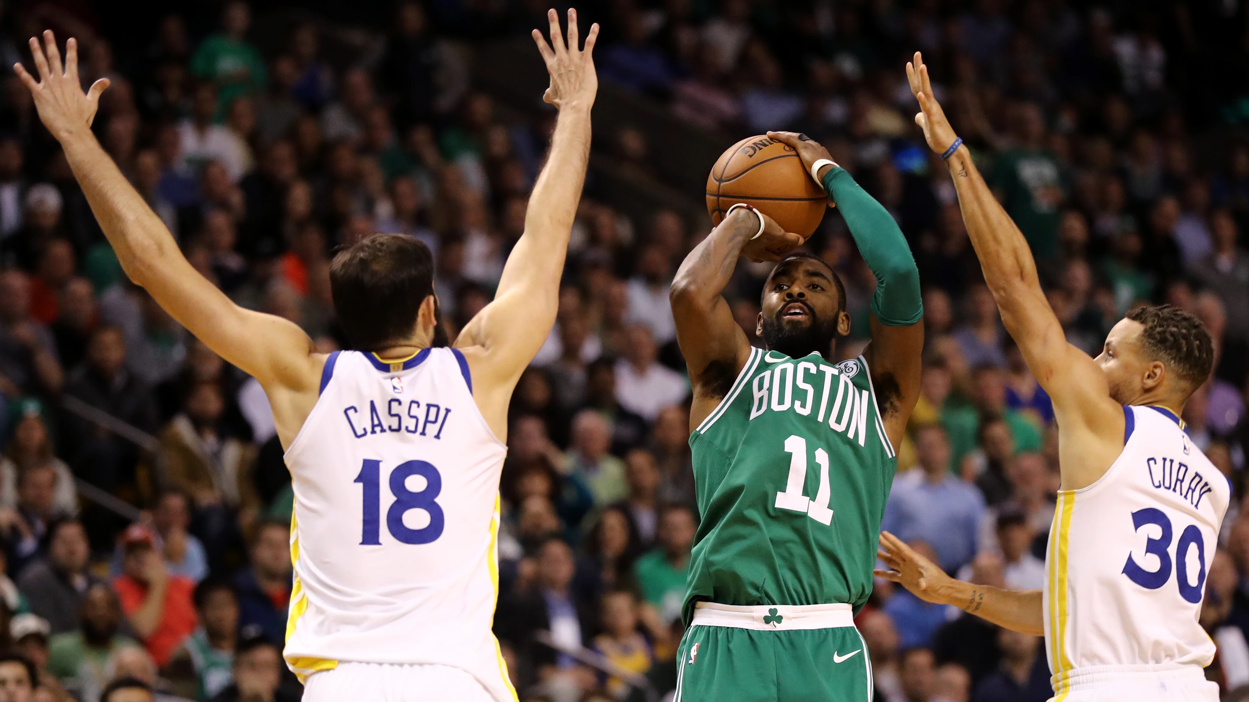 Kyrie Irving lanza a canasta ante Curry y Casspi