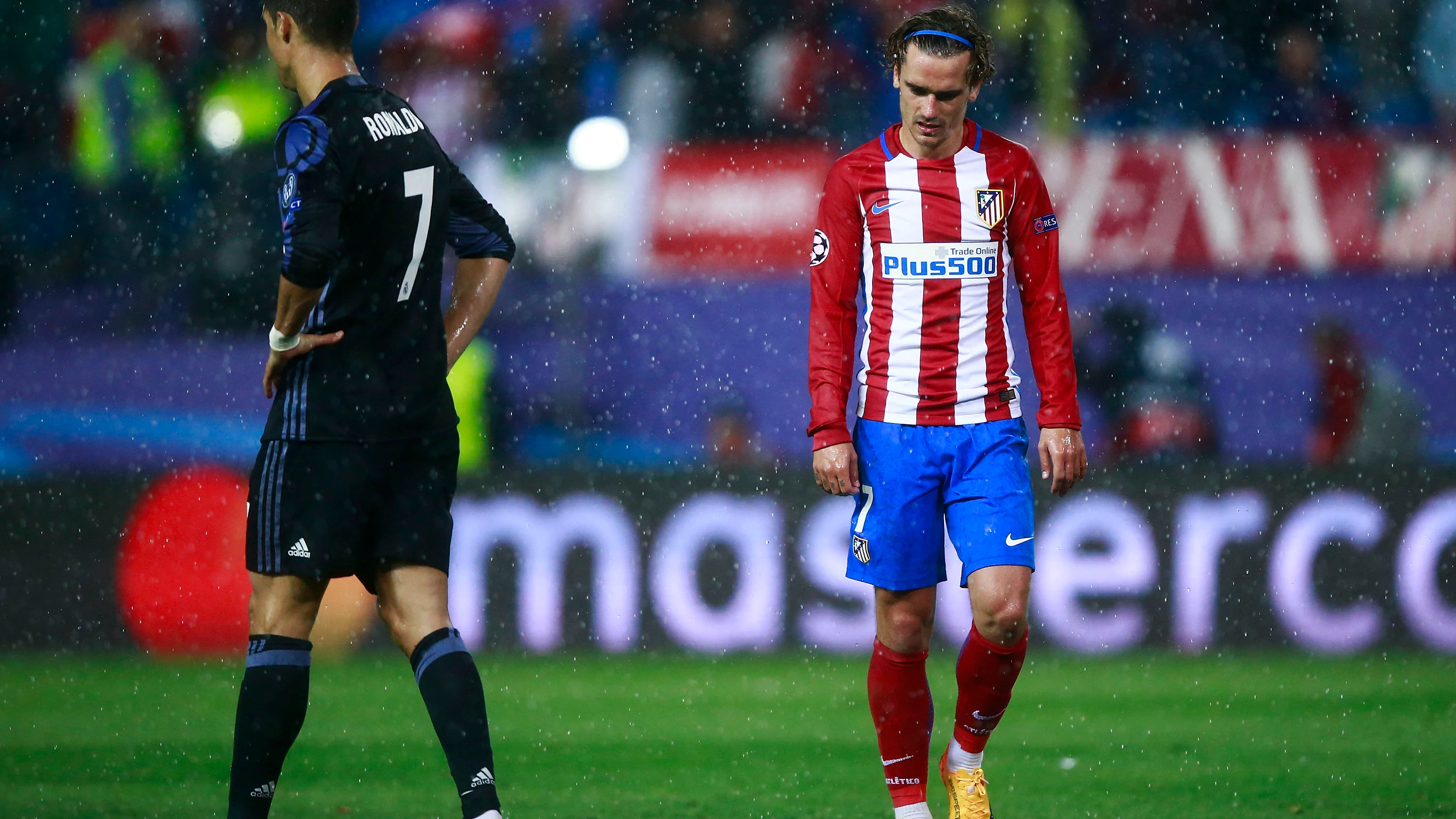 Cristiano Ronaldo y Griezmann, en el último derbi en El Calderón Cristiano Ronaldo y Griezmann, en el último derbi en El Calderón