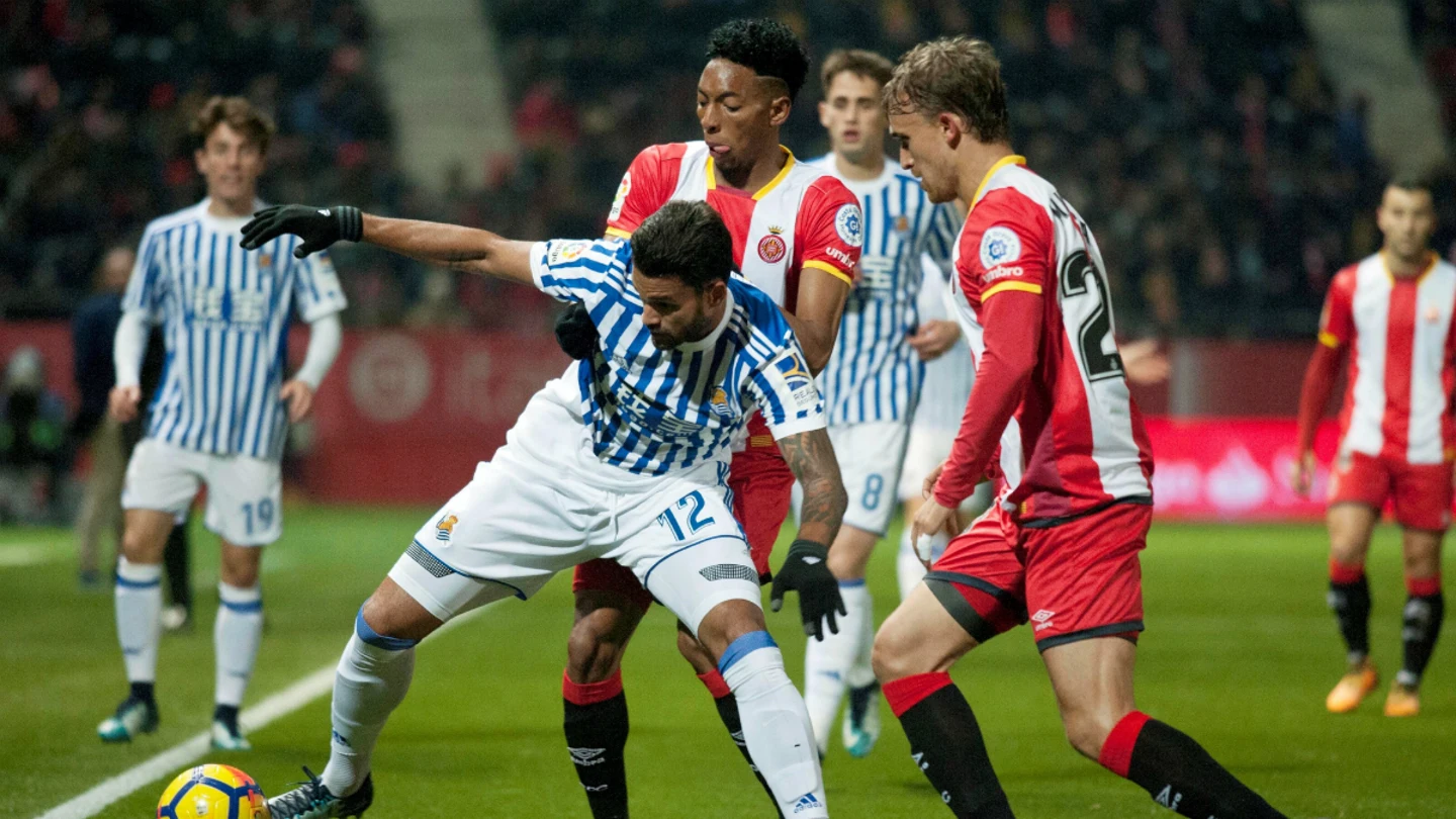 Willian José, ante dos jugadores del Girona Willian José, ante dos jugadores del Girona