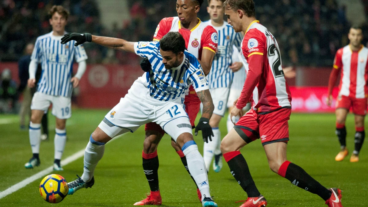 Willian José, ante dos jugadores del Girona