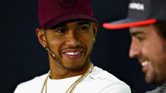 Hamilton se ríe con Alonso Hamilton se ríe con Alonso