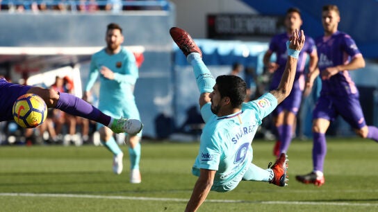 Luis Su&aacute;rez trata de rematar un bal&oacute;n