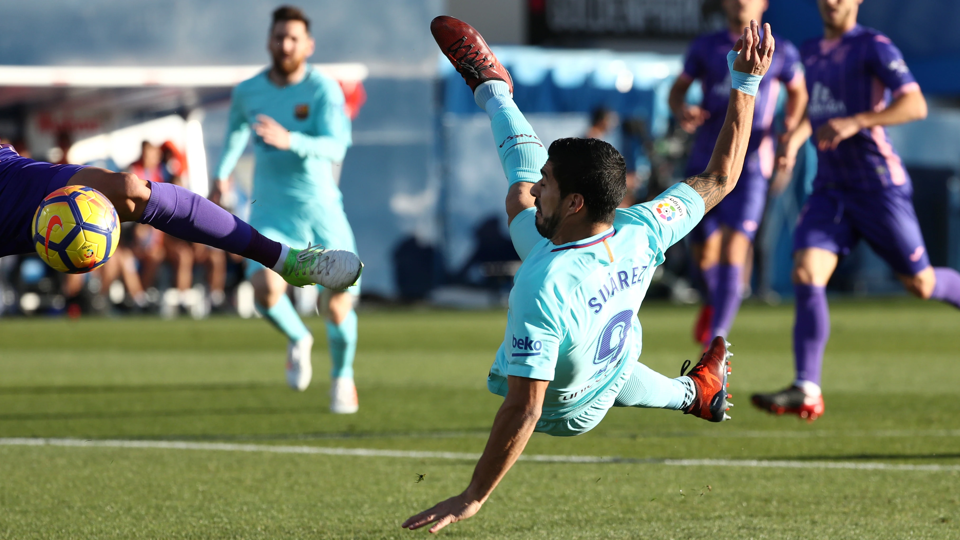 Luis Suárez trata de rematar un balón