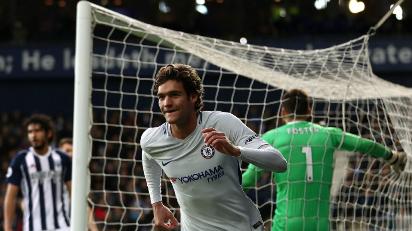 Marcos Alonso celebra un gol