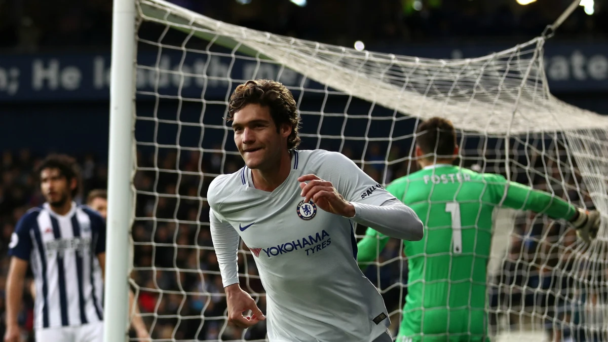 Marcos Alonso celebra un gol