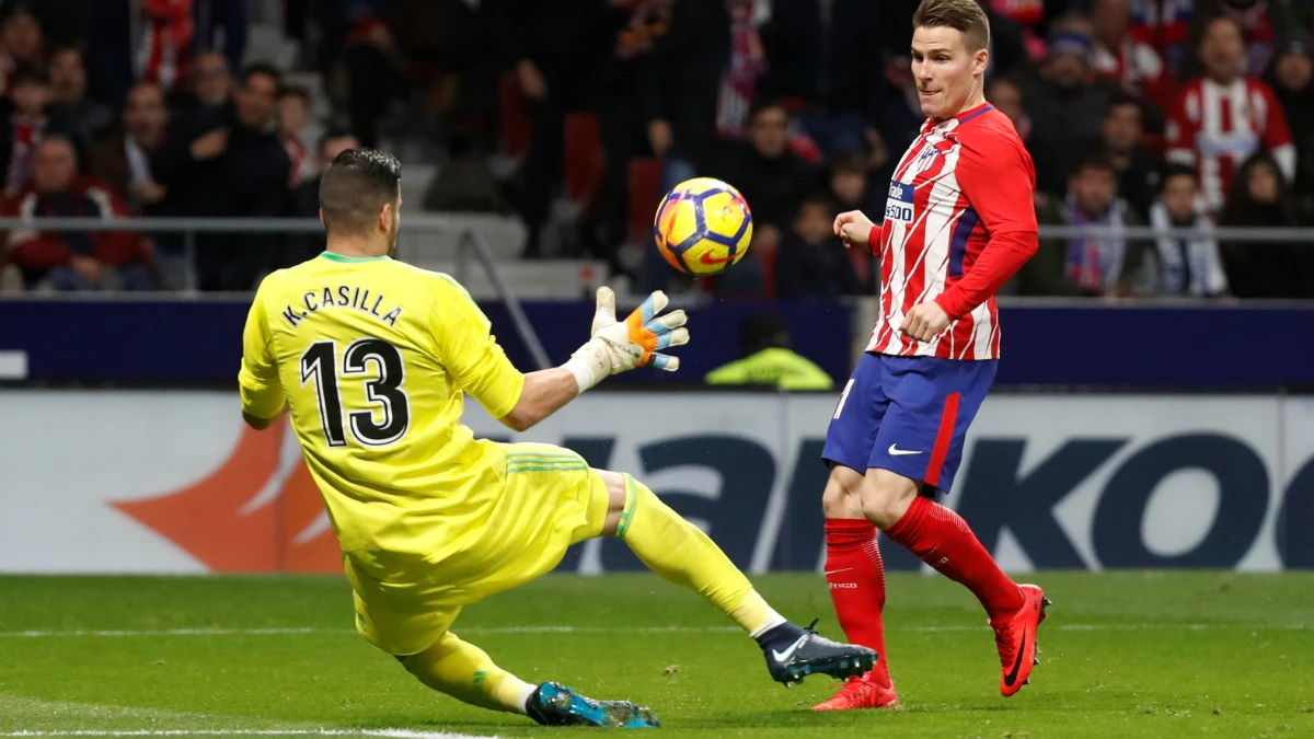 Gameiro pica el balón por encima de Casilla