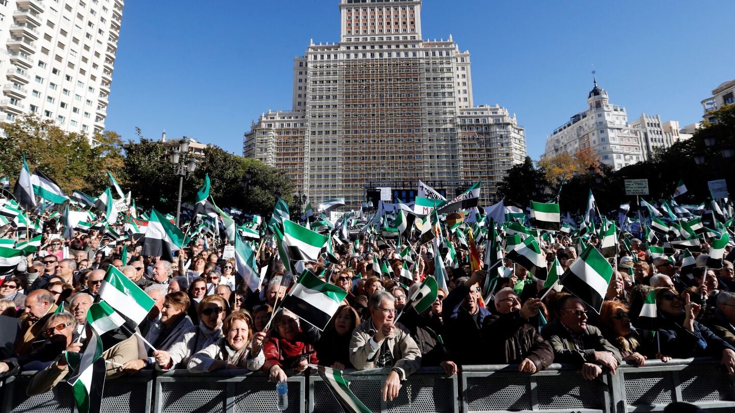 La sociedad extreme&ntilde;a protagoniza una manifestaci&oacute;n en Madrid, con una voz &uacute;nica y reivindicativa por "un tren digno ya"