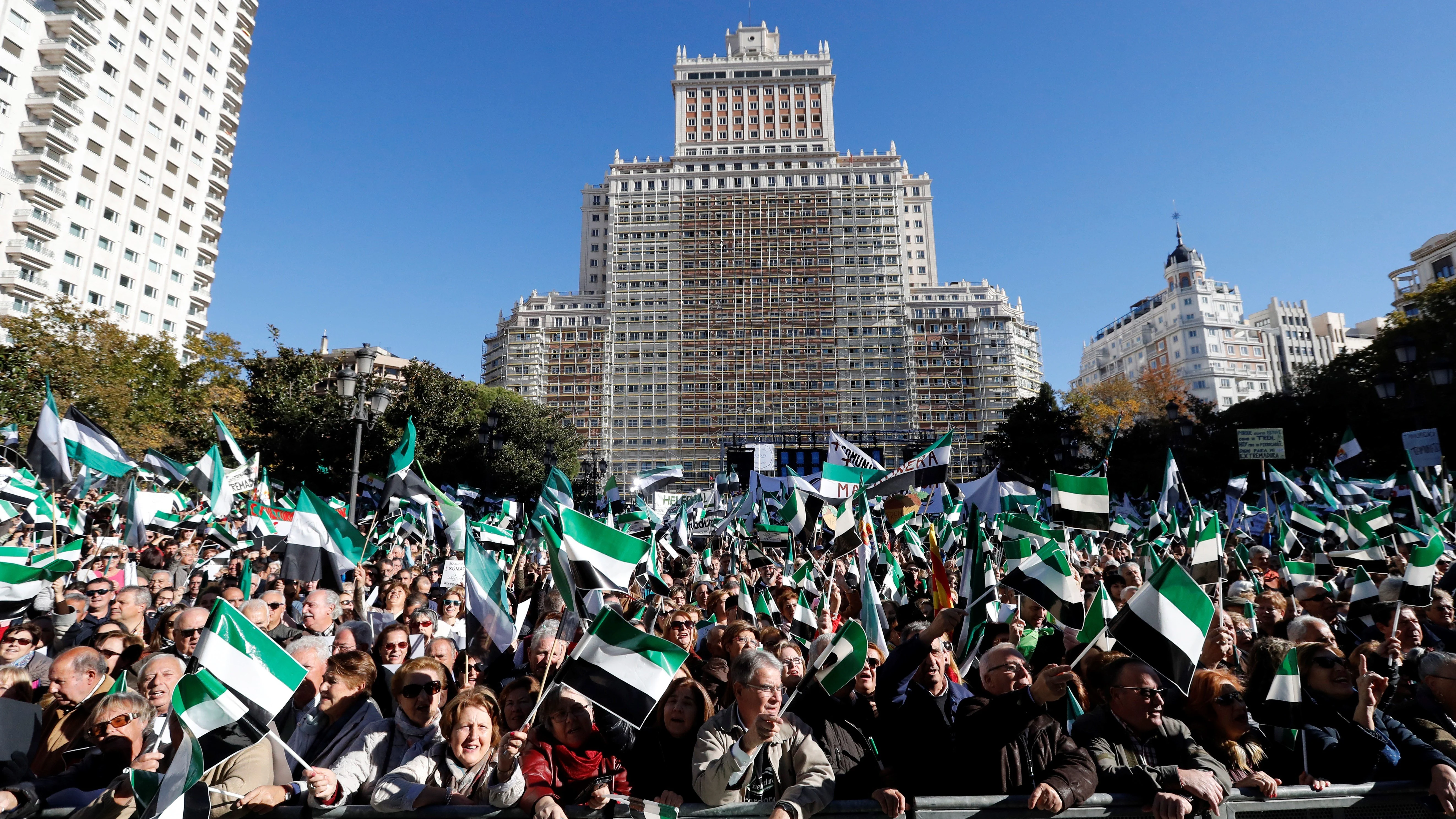 La sociedad extremeña protagoniza una manifestación en Madrid, con una voz única y reivindicativa por "un tren digno ya"