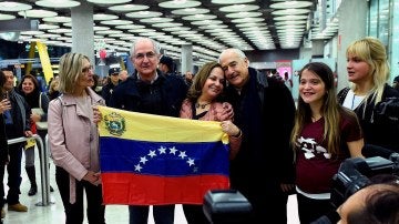 Antonio Ledezma posa junto a su mujer, sus hijas, la eurodiputada Beatriz Becerra y el expresidente de Colombia Andrés Pastrana a su llegada a Madrid