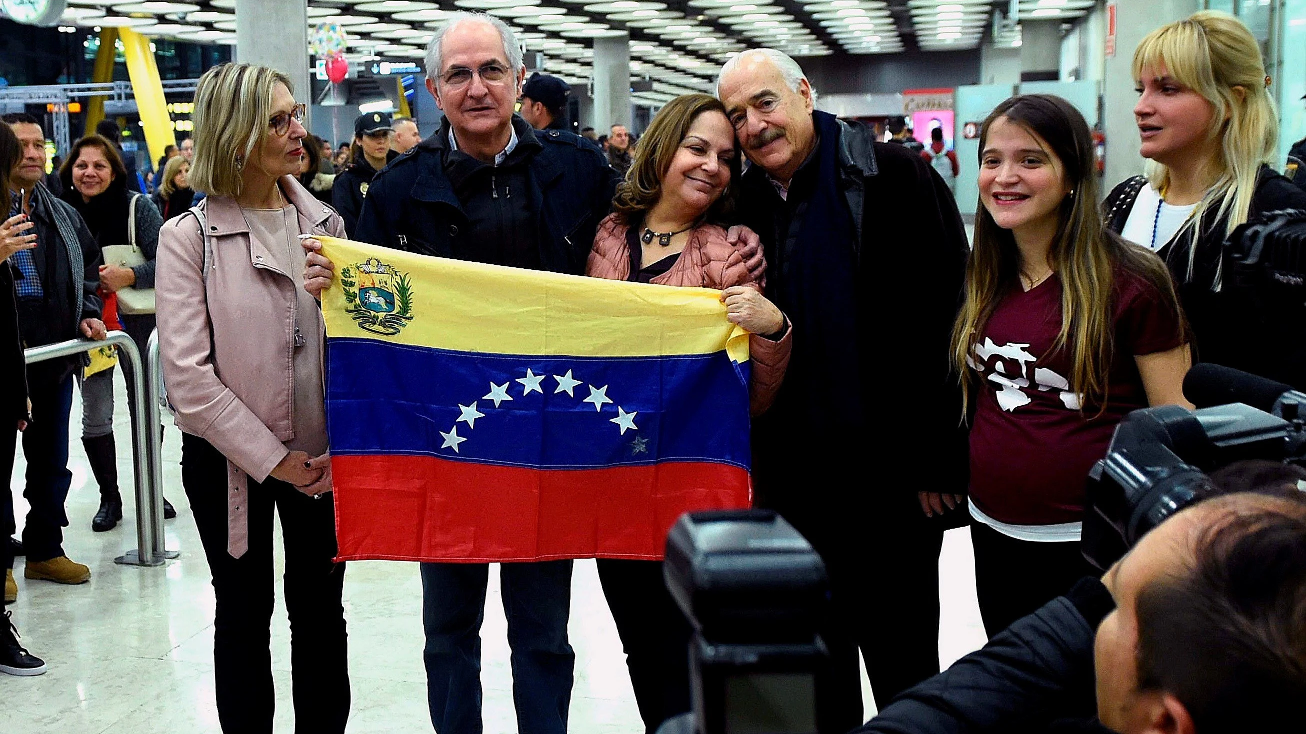 Antonio Ledezma posa junto a su mujer, sus hijas, la eurodiputada Beatriz Becerra y el expresidente de Colombia Andrés Pastrana a su llegada a Madrid