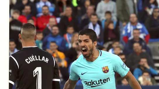 Luis Suárez celebra su segundo gol ante Pichu Cuellar Luis Suárez celebra su segundo gol ante Pichu Cuellar