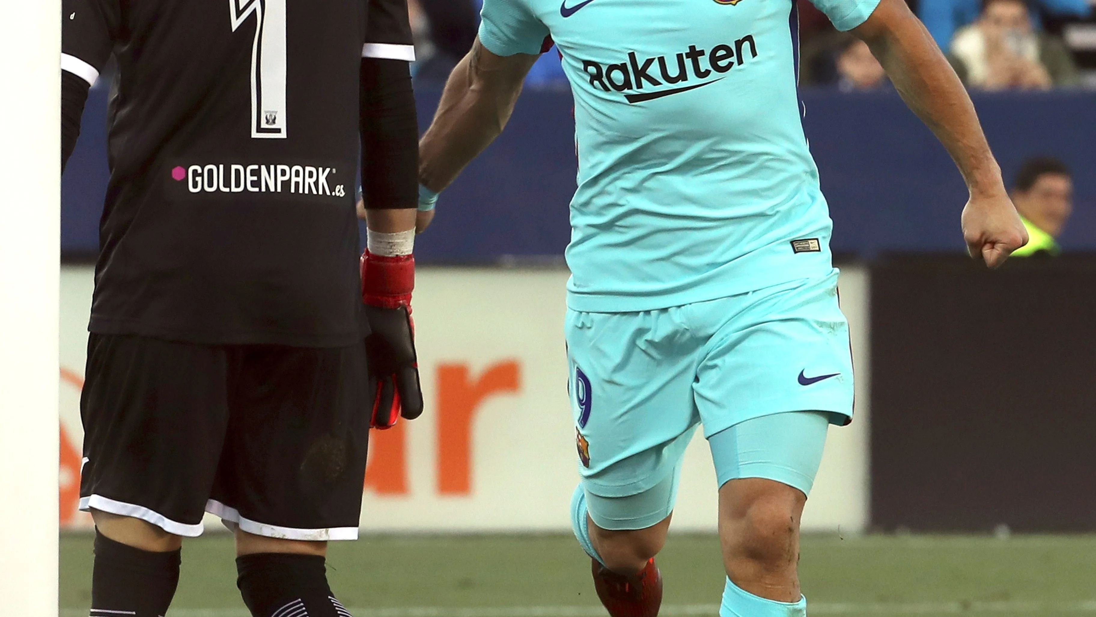 Luis Suárez celebra su segundo gol ante Pichu Cuellar