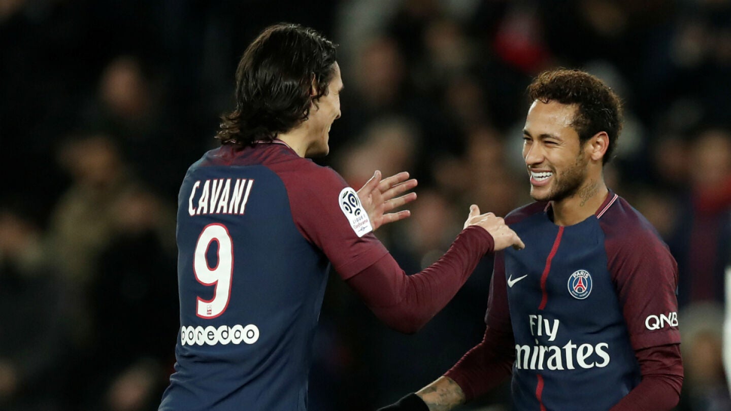Cavani celebra un gol con Neymar