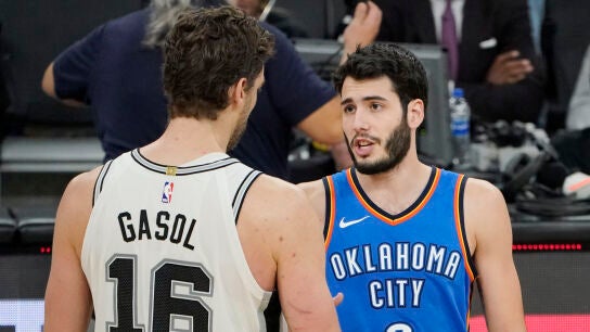 Pau Gasol saluda a Alex Abrines