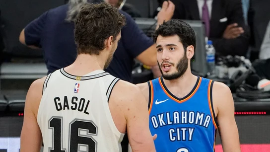 Pau Gasol saluda a Alex Abrines Pau Gasol saluda a Alex Abrines