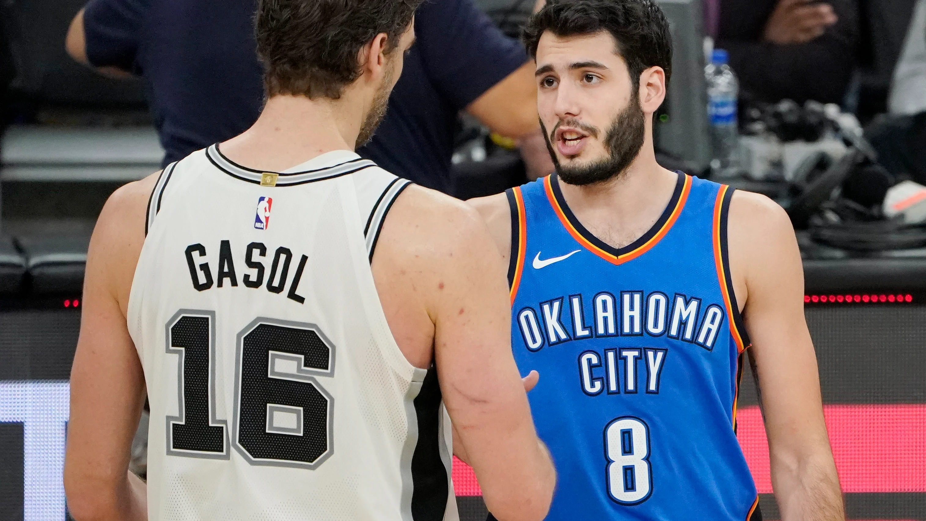 Pau Gasol saluda a Alex Abrines