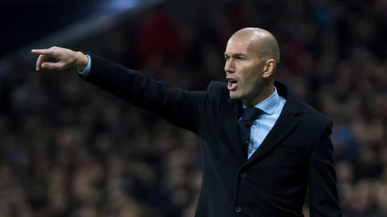 Zidane da instrucciones en la banda del Wanda Metropolitano Zidane da instrucciones en la banda del Wanda Metropolitano