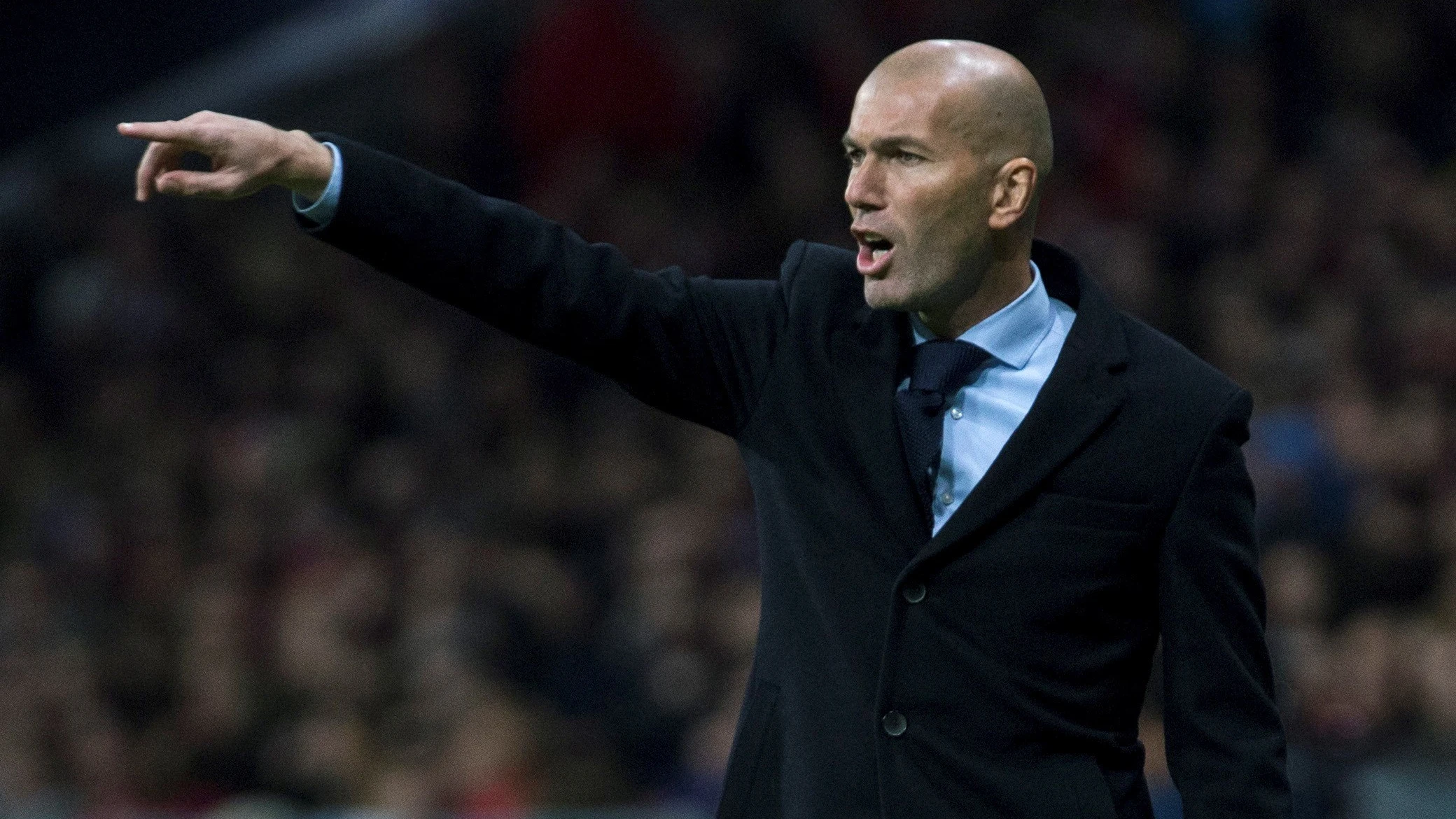 Zidane da instrucciones en la banda del Wanda Metropolitano