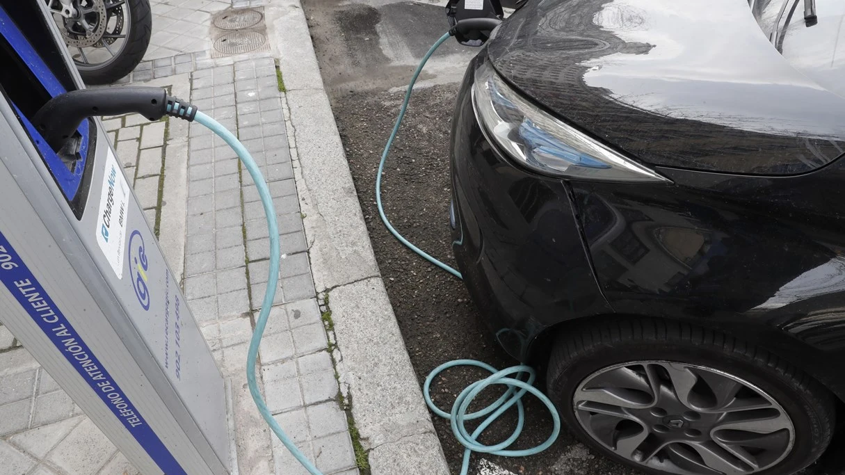 Foto de archivo de un coche eléctrico