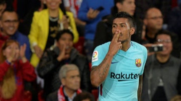 Paulinho celebra un gol