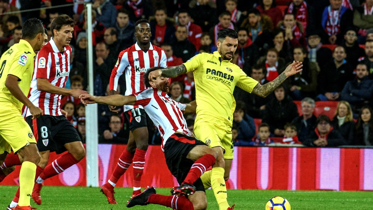 San José puja con Roberto Soriano por un balón San José puja con Roberto Soriano por un balón