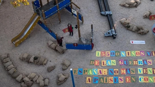 Iniciativa de Save the Children que 'transforma' los parques en zonas de guerra para concienciar Iniciativa de Save the Children que 'transforma' los parques en zonas de guerra para concienciar
