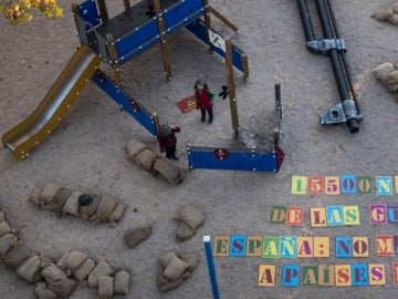 Iniciativa de Save the Children que 'transforma' los parques en zonas de guerra para concienciar Iniciativa de Save the Children que 'transforma' los parques en zonas de guerra para concienciar