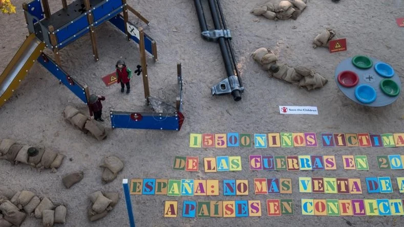 Iniciativa de Save the Children que 'transforma' los parques en zonas de guerra para concienciar