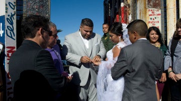Una pareja aprovecha la apertura del muro entre México y EE.UU para casarse