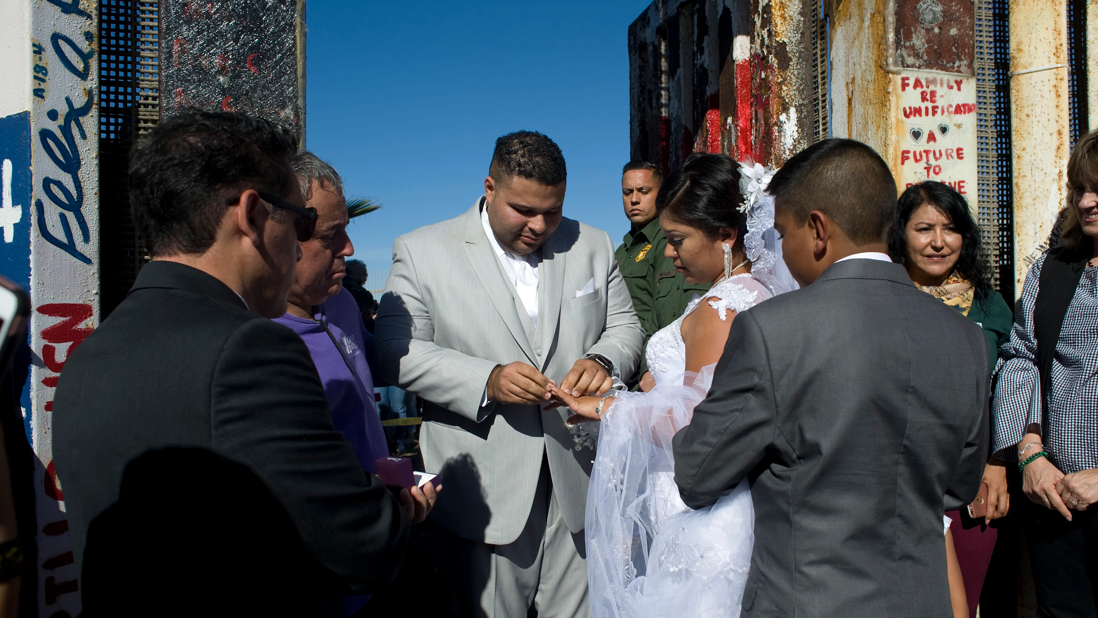 Una pareja aprovecha la apertura del muro entre México y EE.UU para casarse