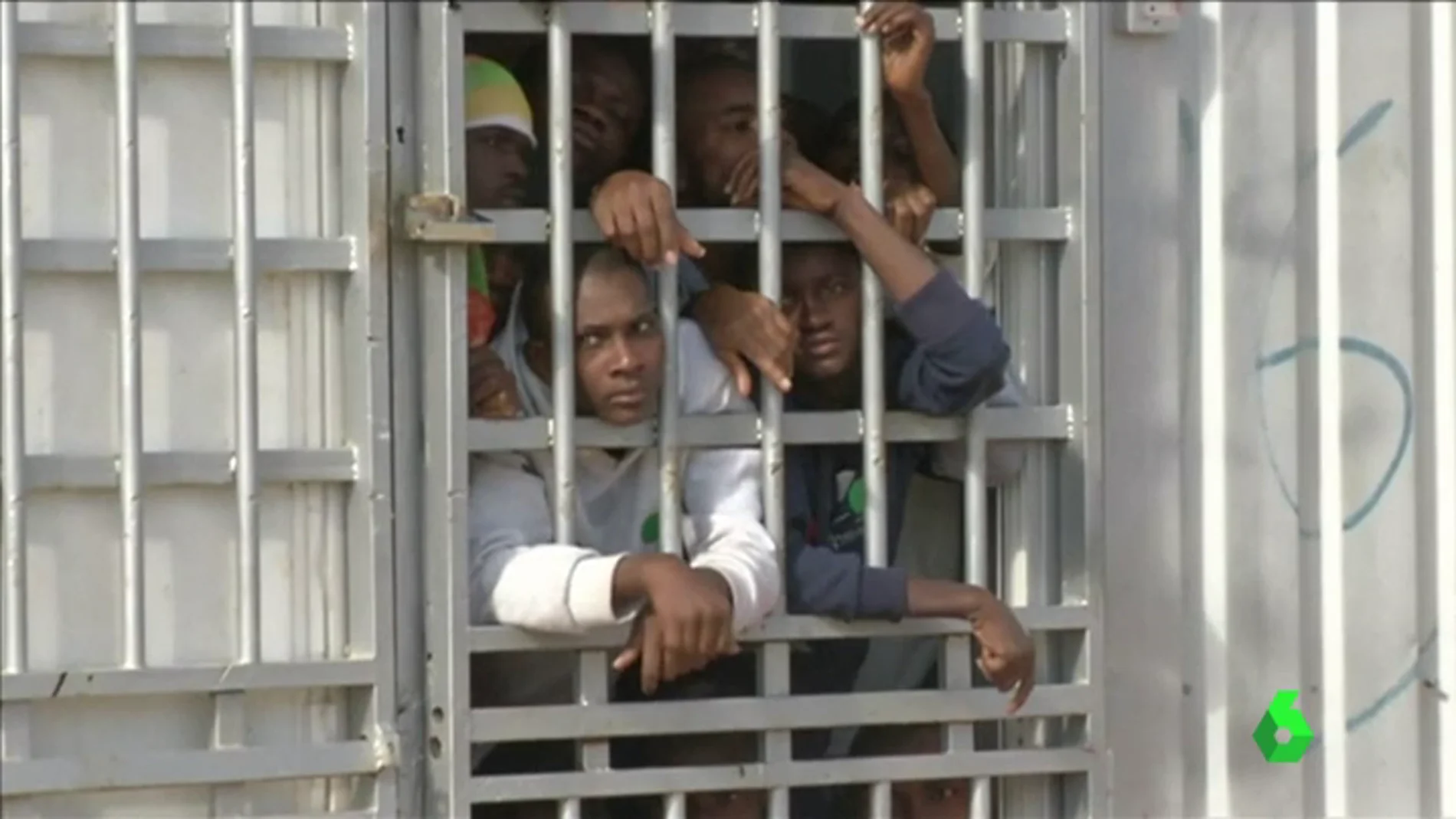 Migrantes hacinados en centros de detención libios