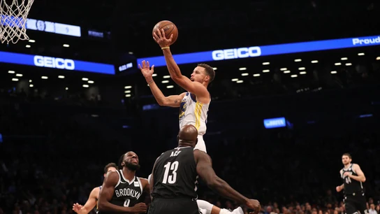 Curry entra a canasta ante la defensa de los Nets Curry entra a canasta ante la defensa de los Nets