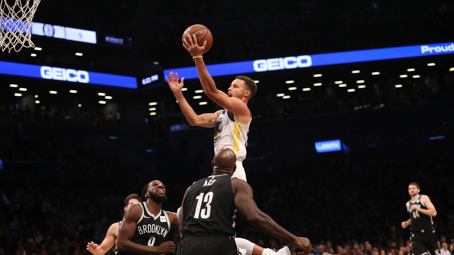 Curry entra a canasta ante la defensa de los Nets