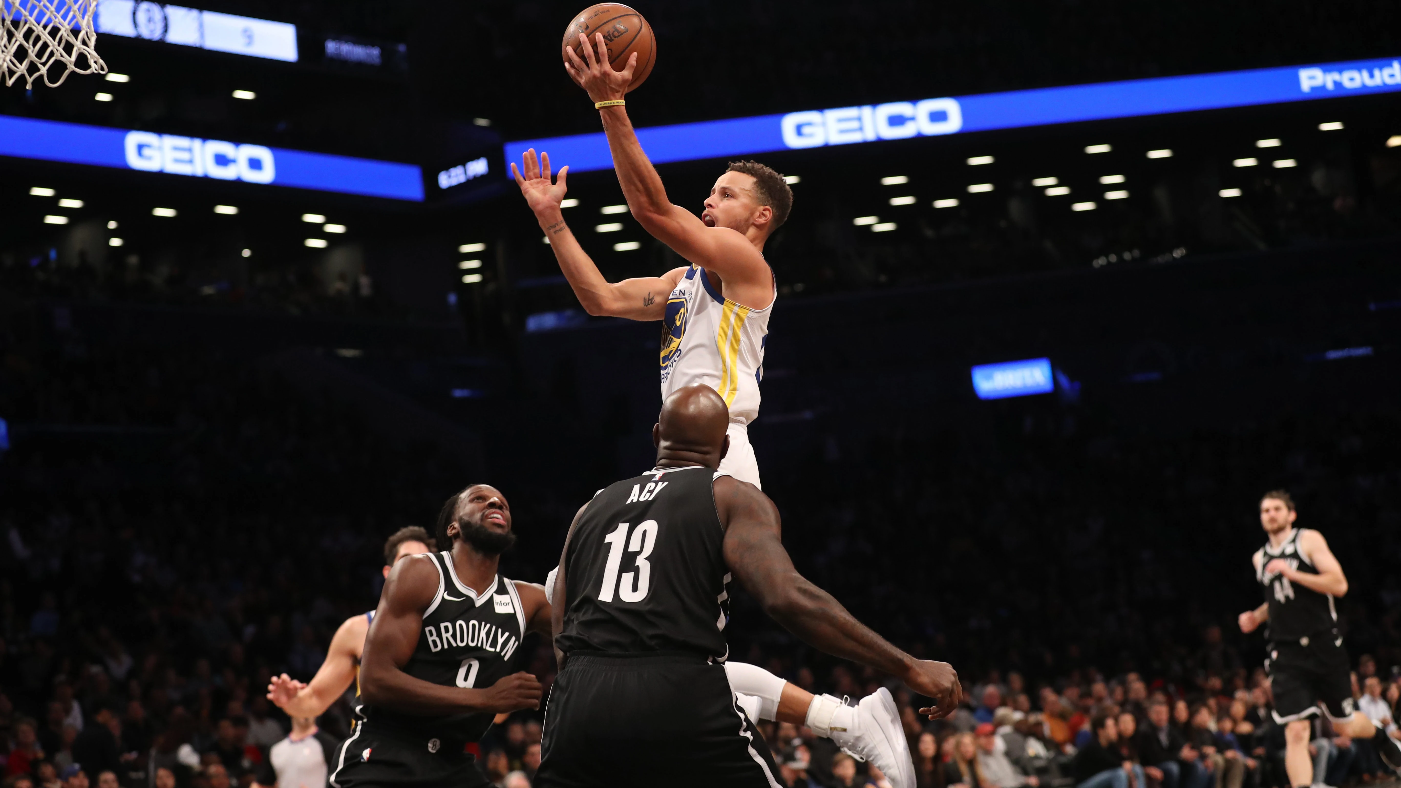 Curry entra a canasta ante la defensa de los Nets