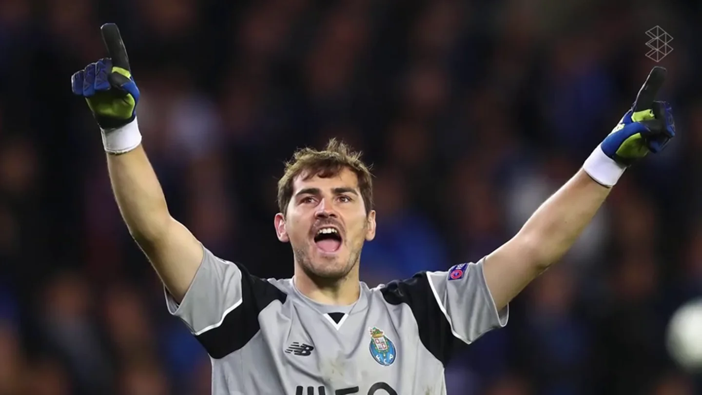 Casillas contesta a un tuitero que le de ser un topo Casillas contesta a un tuitero que le de ser un topo