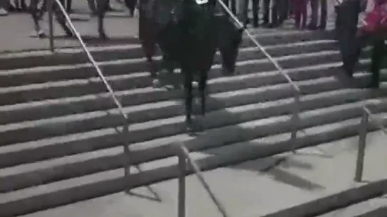 La caída de un policía a caballo al bajar unas escaleras del Wanda Metropolitano La caída de un policía a caballo al bajar unas escaleras del Wanda Metropolitano