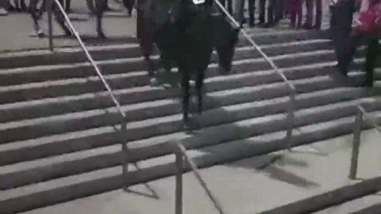 La ca&iacute;da de un polic&iacute;a a caballo al bajar unas escaleras del Wanda Metropolitano