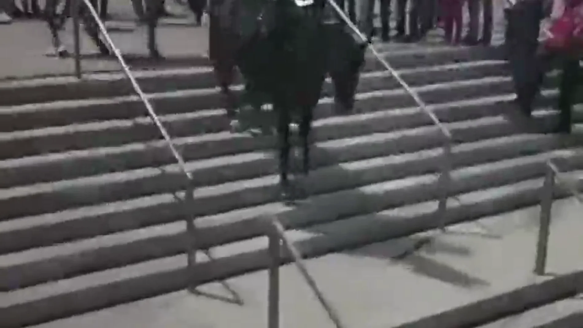La caída de un policía a caballo al bajar unas escaleras del Wanda Metropolitano