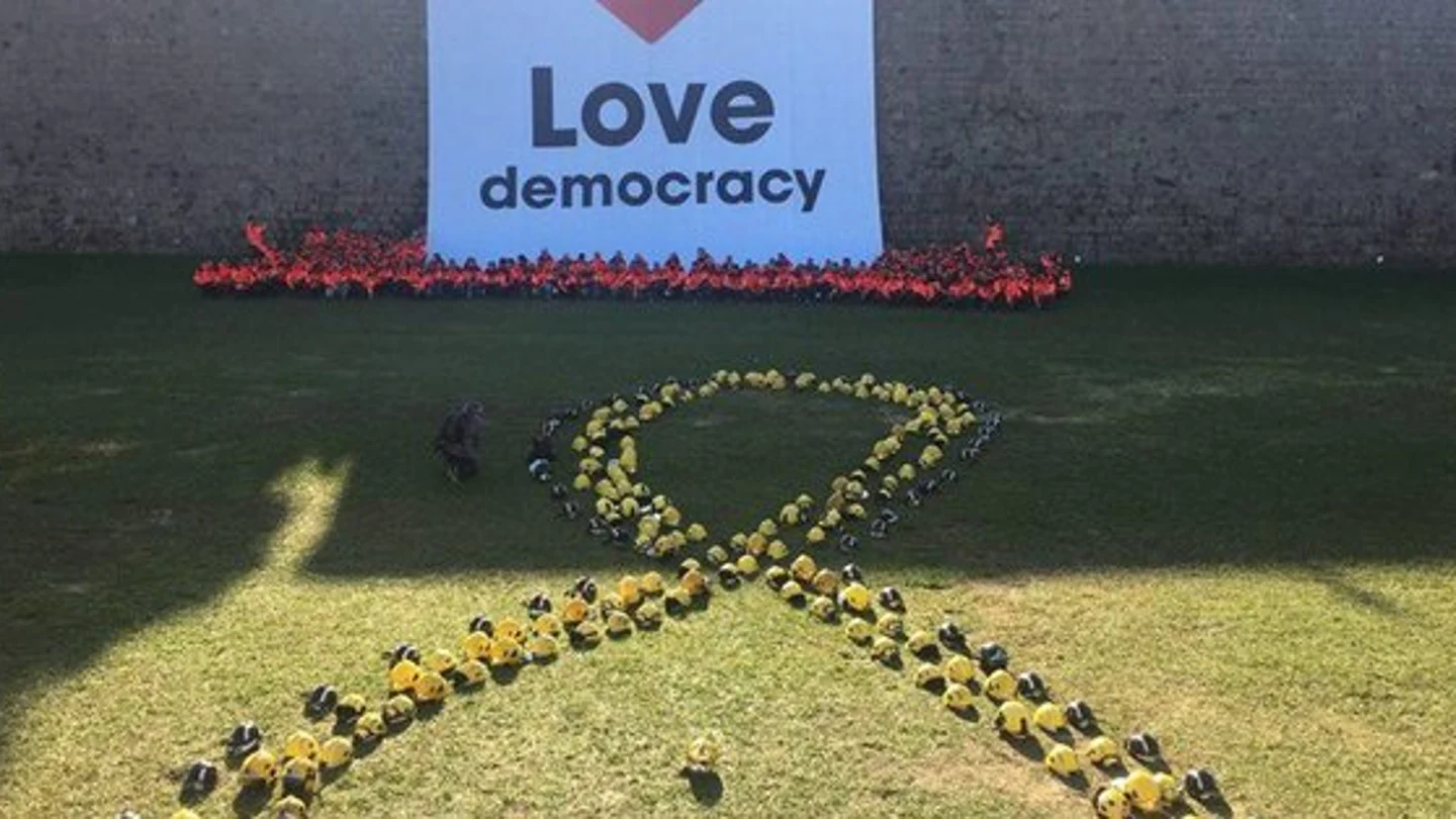 Imagen del lazo con cascos amarillos formado por Bombers per la Independència Imagen del lazo con cascos amarillos formado por Bombers per la Independència