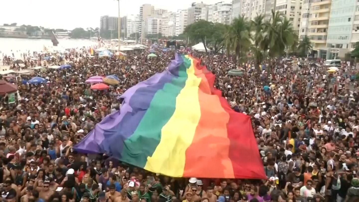 Las calles de R&iacute;o de Janeiro se llenan de color para celebrar el 22&ordm; desfile anual LGTB
