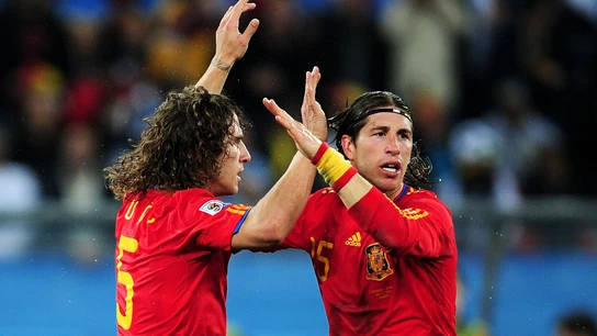 Puyol y Sergio Ramos se animan durante un partido con la Selección Puyol y Sergio Ramos se animan durante un partido con la Selección