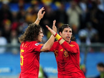 Puyol y Sergio Ramos se animan durante un partido con la Selección Puyol y Sergio Ramos se animan durante un partido con la Selección