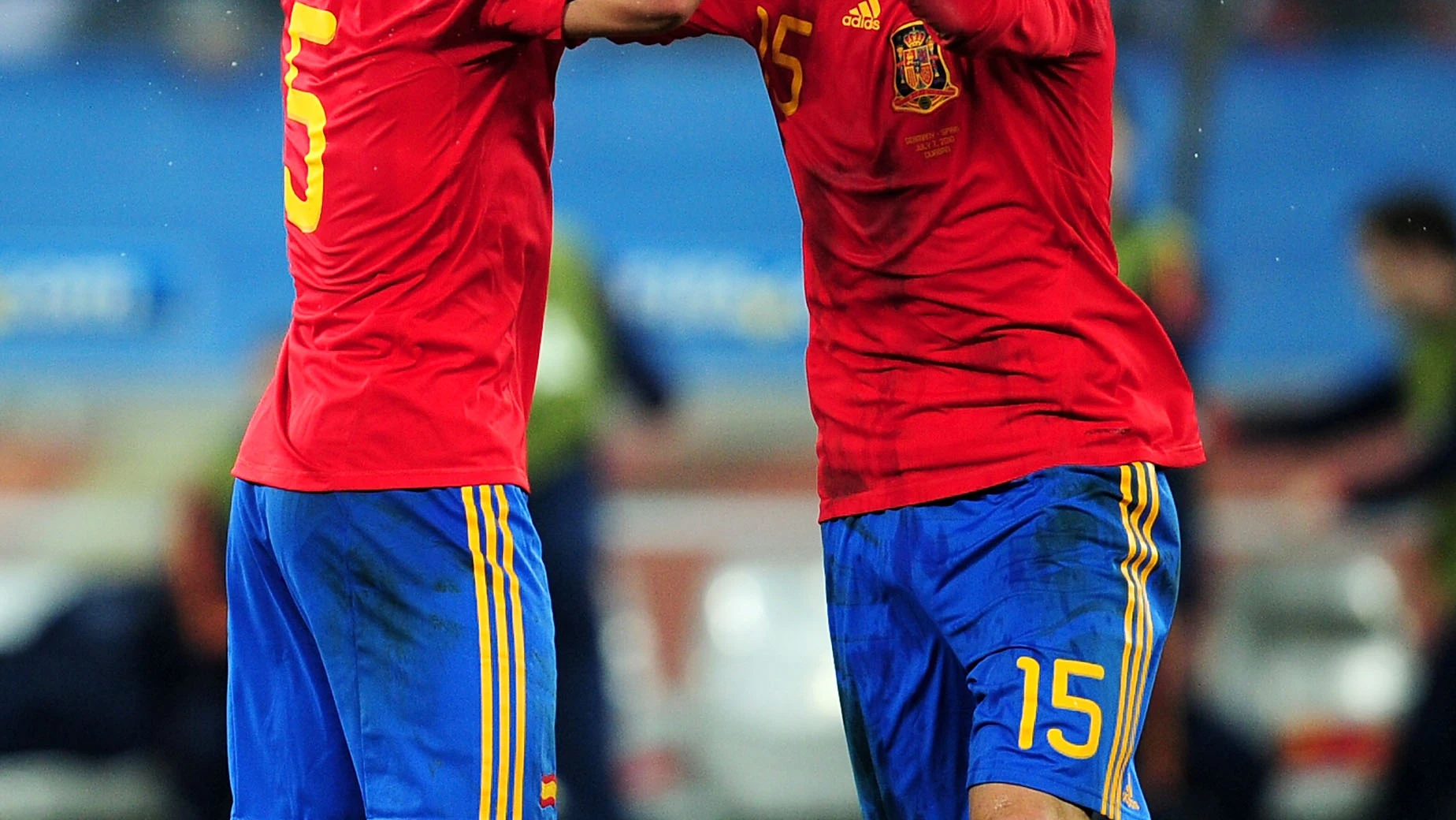 Puyol y Sergio Ramos se animan durante un partido con la Selección