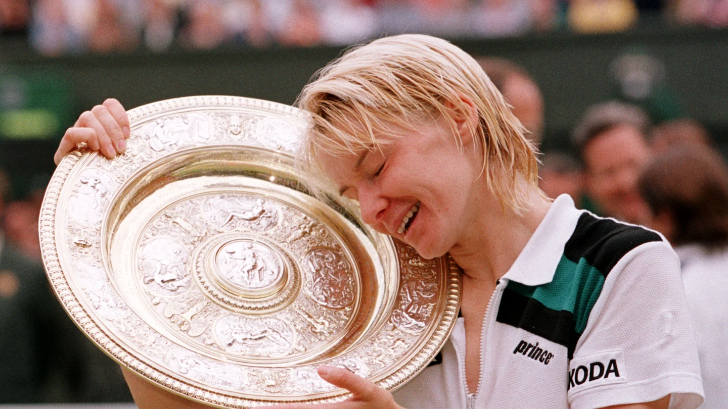 Jana Novotna, con el trofeo de campeona de Wimbledon en 1998 Jana Novotna, con el trofeo de campeona de Wimbledon en 1998