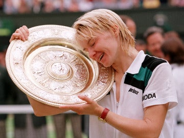 Jana Novotna, con el trofeo de campeona de Wimbledon en 1998 Jana Novotna, con el trofeo de campeona de Wimbledon en 1998