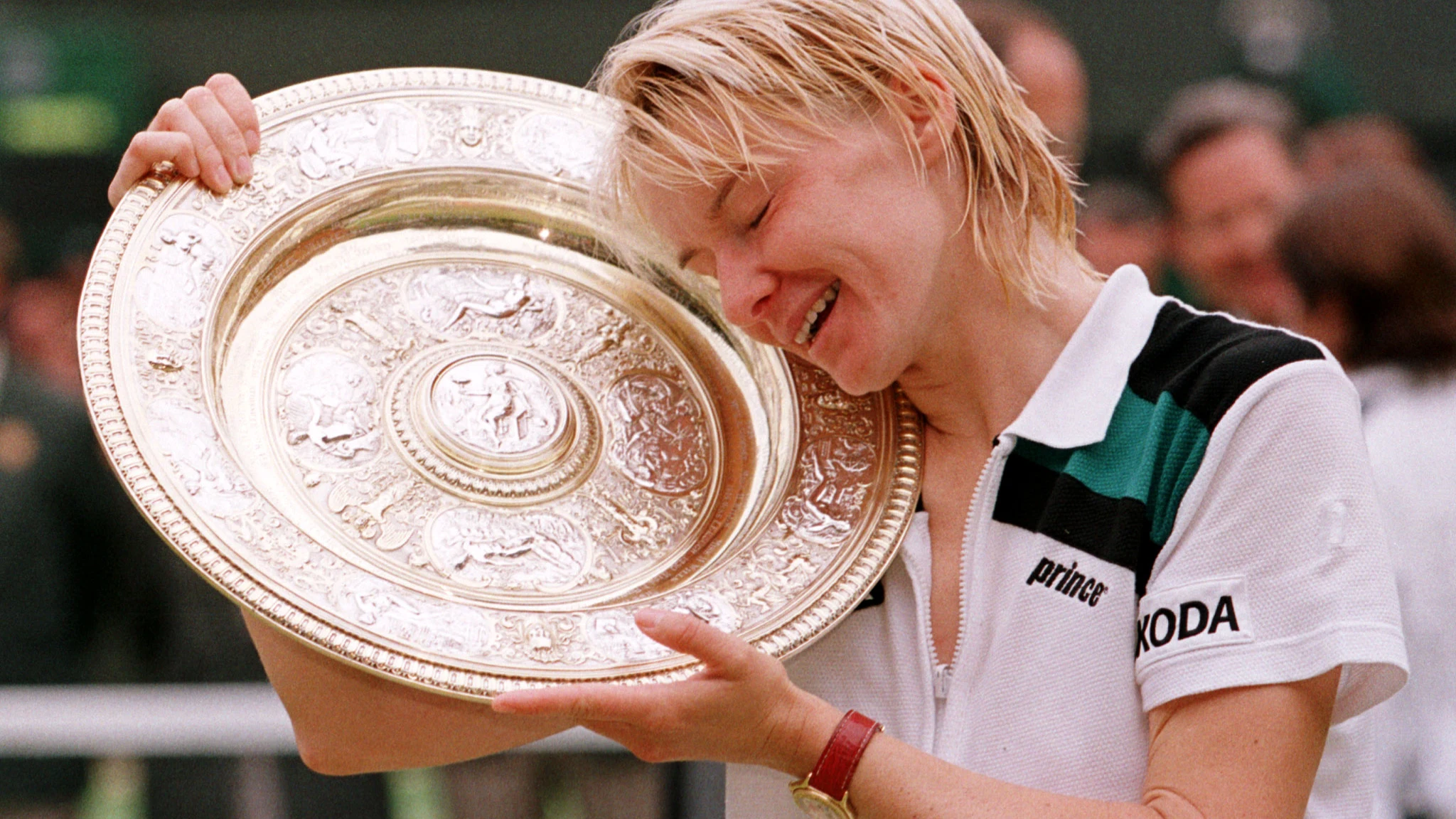 Jana Novotna, con el trofeo de campeona de Wimbledon en 1998