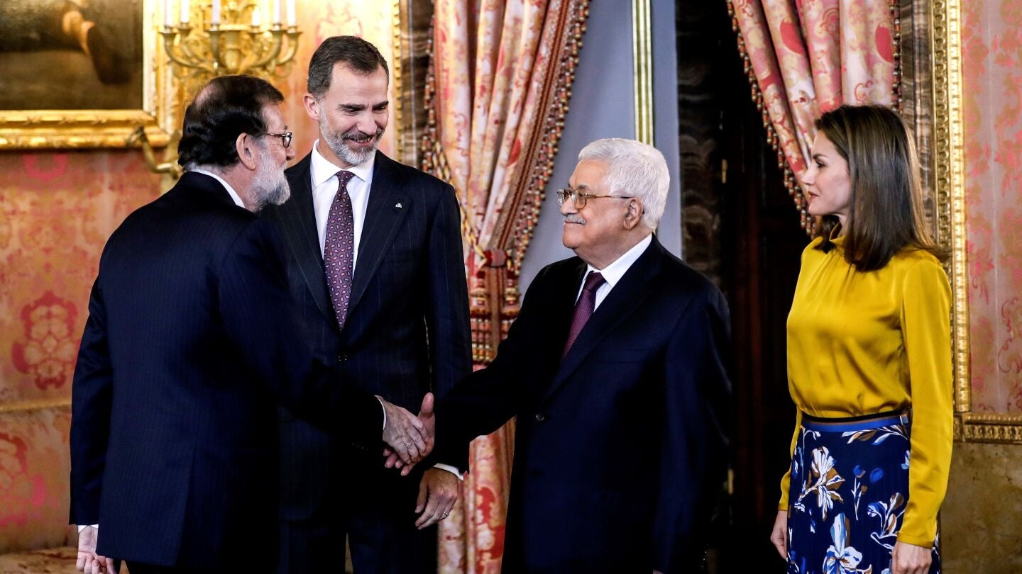 El presidente palestino, Mahmud Ab&aacute;s (2&ordm;d), quien inicia hoy una visita a Espa&ntilde;a, saluda al presidente del gobierno espa&ntilde;ol, Mariano Rajoy (i), en presencia de los reyes Felipe y Letizia, antes del almuerzo ofrecido en su honor en el Palacio Real de Madrid.